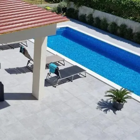 Daire Oleander With Pool And Sauna